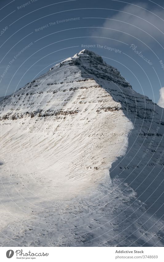 Verschneite Berge an einem Wintertag Berge u. Gebirge Schnee kalt Natur Landschaft malerisch Himmel Kamm grau weiß Wetter Hügel ruhig Umwelt Ausflugsziel Felsen