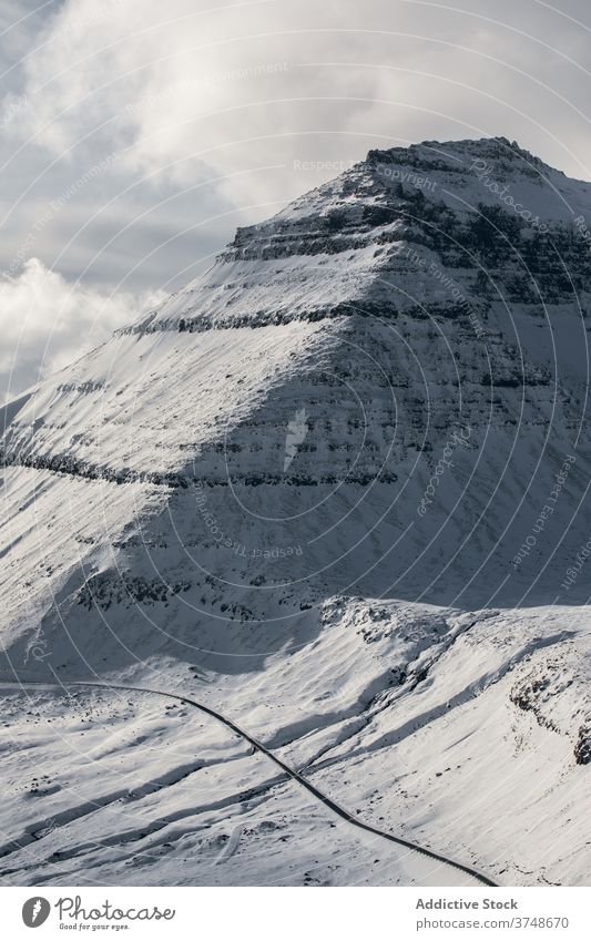 Verschneite Berge an einem Wintertag Berge u. Gebirge Schnee kalt Natur Landschaft malerisch Himmel Kamm grau weiß Wetter Hügel ruhig Umwelt Ausflugsziel Felsen