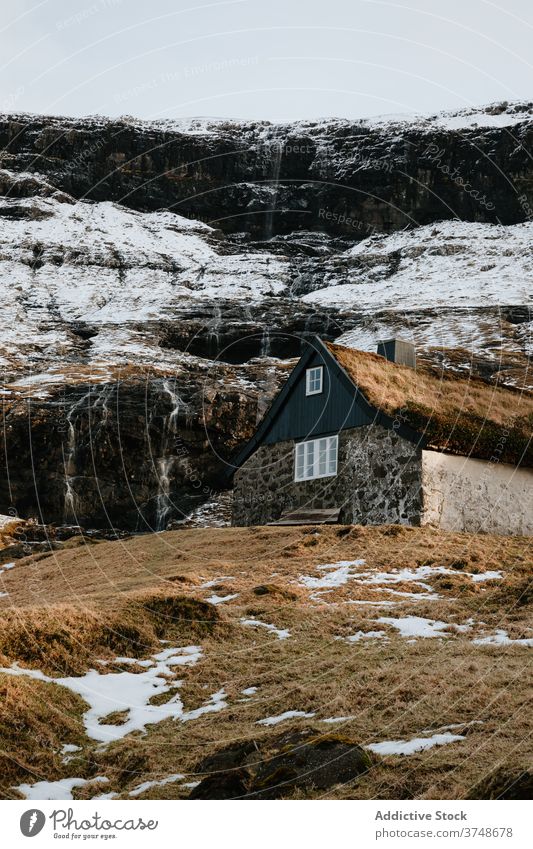 Holzhaus auf Färöer Inseln auf Berg Dorf Häuser Winter kalt Berge nordisch Färöer-Inseln reisen Küstenstreifen Urlaub berühmter Ort Tourismus