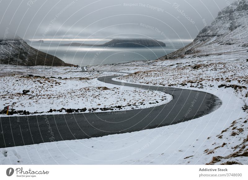 Kurvenreiche Straße durch verschneites Tal Schnee Winter Land leer wüst Norden schwer Gelände kalt Feld Hügel Eis Berge u. Gebirge Landschaft Natur reisen
