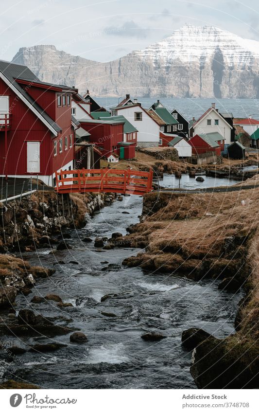 Schneller Fluss im Dorf auf den Färöer Inseln Wohnsiedlung schnell Hochland Herbst Haus Berge u. Gebirge erstaunlich Natur Färöer-Inseln Landschaft Gelassenheit