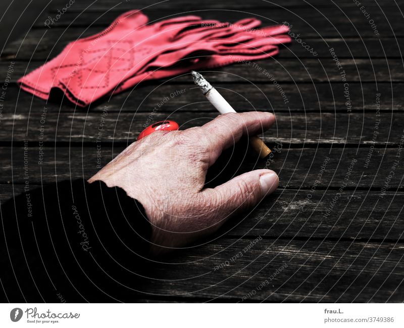 „Immer diese Zigaretten“, stöhnten die roten Handschuhe am Rand des Bistrotisches, „dann riecht ihre Hand wieder so unangenehm, dagegen hilft auch der schicke Ring nicht.“