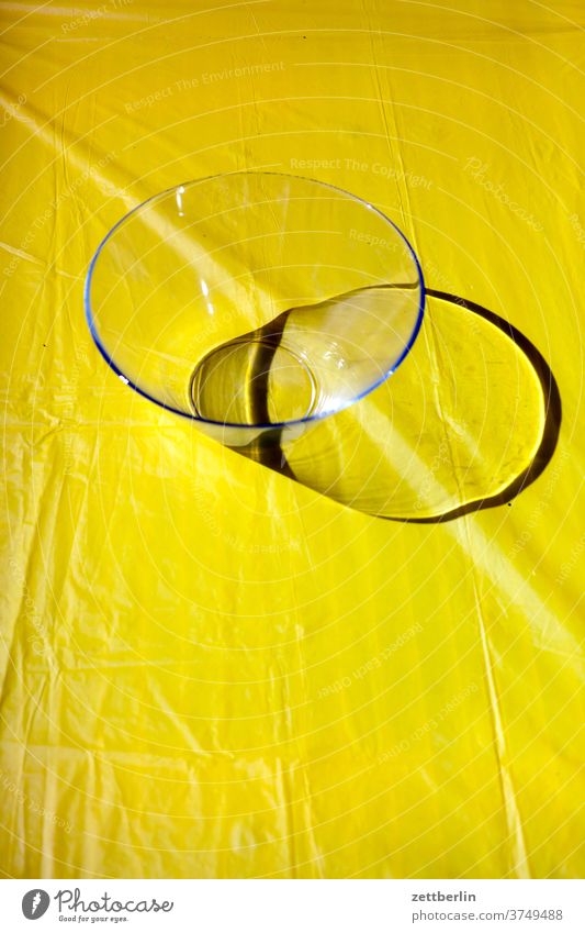 Leere Salatschüssel auf Gelb glas leer gefäß schale schüssel obstschale obstschüssel salatschüssel tisch tischdecke gelb licht schatten behälter behältnis