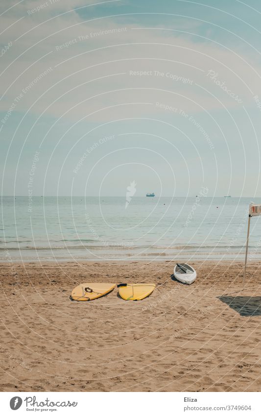 Menschenleerer Strand mit Surfbrettern und einem Kajak Meer Wassersport Urlaub Sport Freizeit & Hobby Surfen Sommer Küste Sand Lifestyle Urlaubsstimmung