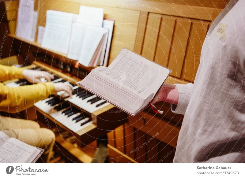 Sänger mit Gotteslob vor Orgel sänger kirchenmusik gotteslob Musik Konzert Religion Kantor Organist Musiker Tasteninstrument Kirche evangelisch katholisch