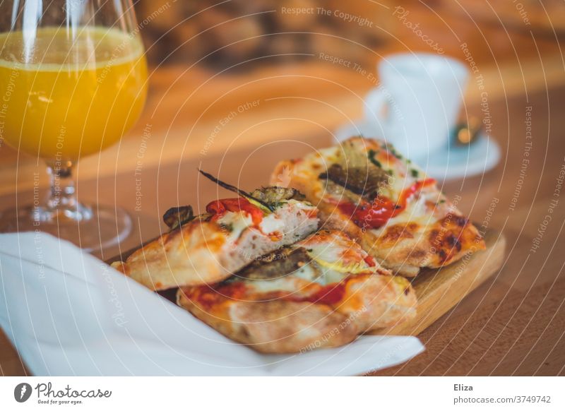 Focaccia, frischgepresster Orangensaft und Espresso Pizza Frühstück frischer Orangensaft lecker Mahlzeit warm Kohlenhydrate Ernährung Imbiss Snack