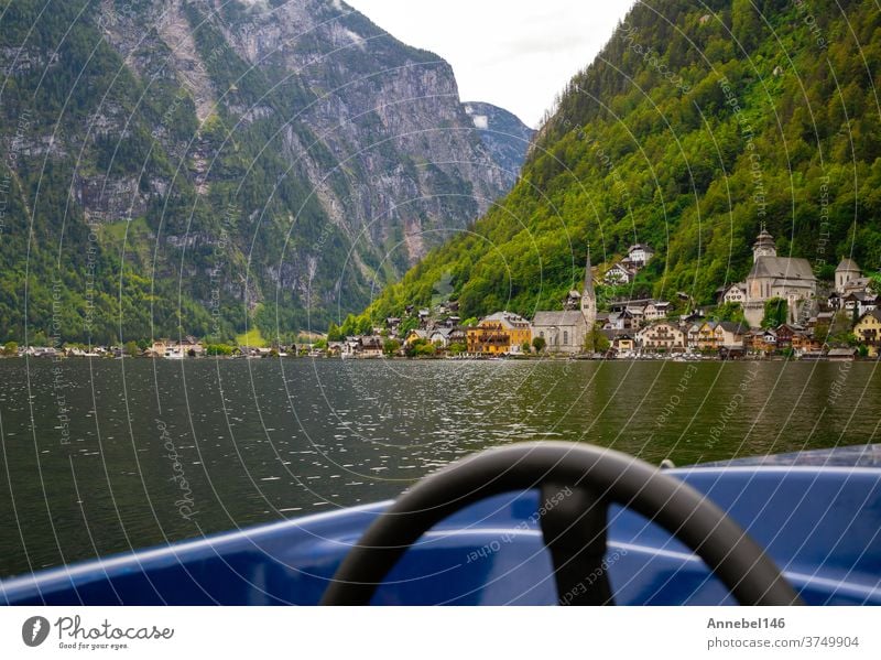 schöner Blick auf Hallstatt vom Hallstater See, Österreich mit blauem Boot an der Front beliebter Touristenort Stadt alt Erbe Europa Landschaft reisen Natur