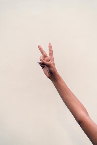 Nahaufnahme V Zeichen Finger weißer Hintergrund gesichtslos anonym Arme copyspace v-Zeichen Handbewegung gestikulieren Person eine Symbol zeigen Mädchen modern