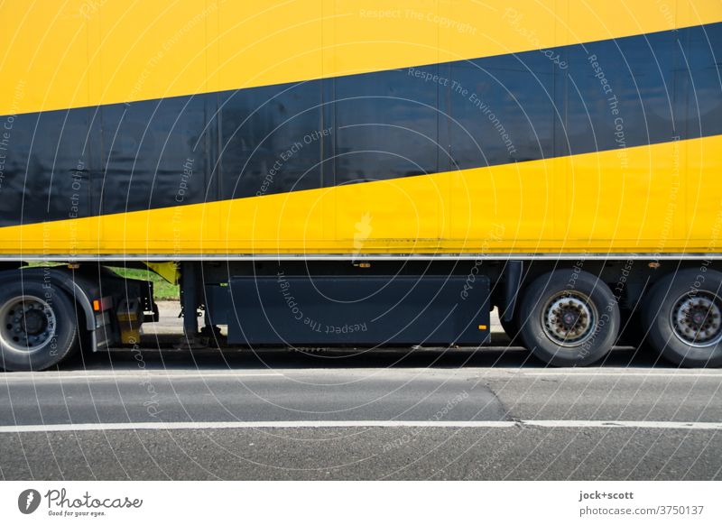 Streifen schwarz / gelb auf Achse Güterverkehr & Logistik Verkehrsmittel Lastwagen Anhänger Lkw Asphalt Design Transportfahrzeug trailer parken Mobilität