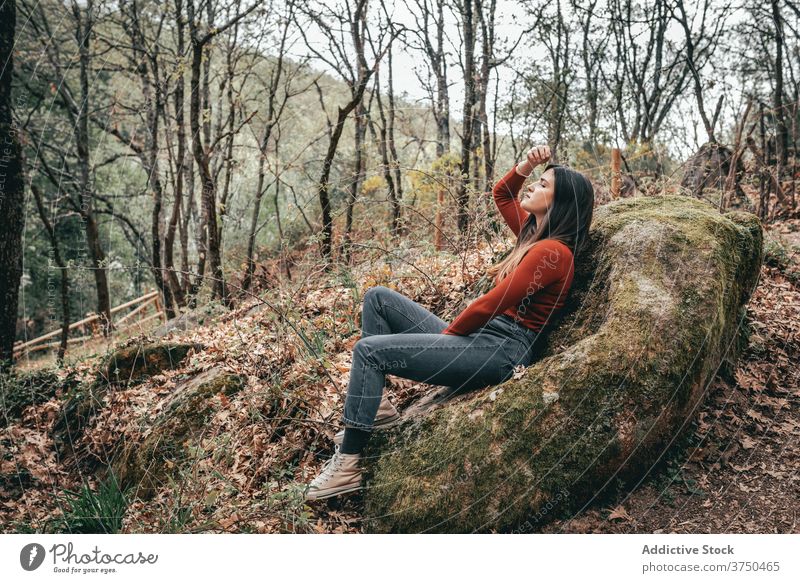 Sorglose Frau im Wald auf Stein ruhend reisen sich[Akk] entspannen Moos ruhig Windstille Wälder valle del jerte Cacere Spanien Reisender Harmonie sitzen jung