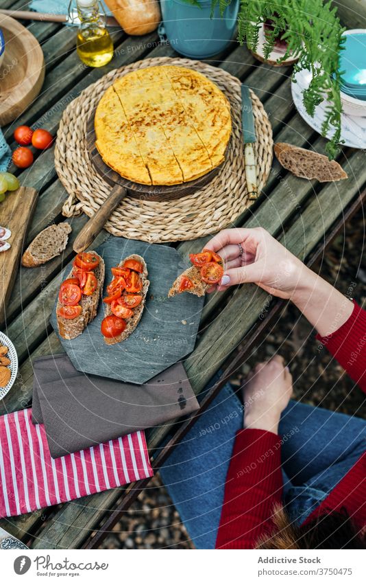 Erntefrauen am Tisch mit Essen im Wald Frauen Picknick Zusammensein essen Lebensmittel verschiedene Wälder lecker valle del jerte Cacere Spanien geschmackvoll