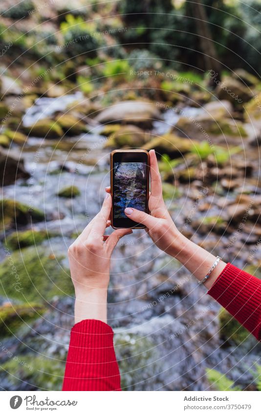 Reisende Frau, die ein Foto auf dem Smartphone im Wald macht fotografieren Reisender genießen Fluss Wälder Gedächtnis Natur valle del jerte Cacere Spanien