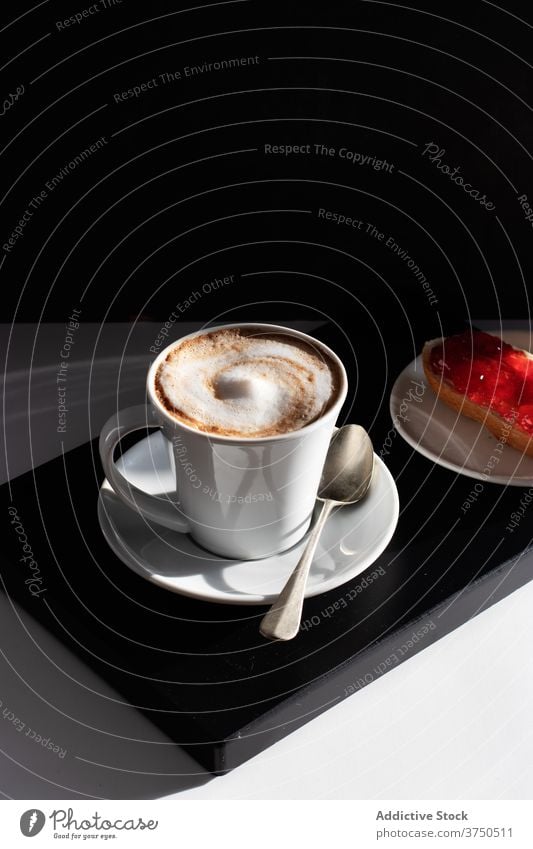 Tasse Kaffee mit weißem Schaum auf dem Tisch melken schwarzer Hintergrund traditionell Kaffeehaus kontinental schwarz auf weiß Energie Zuprosten Italienisch