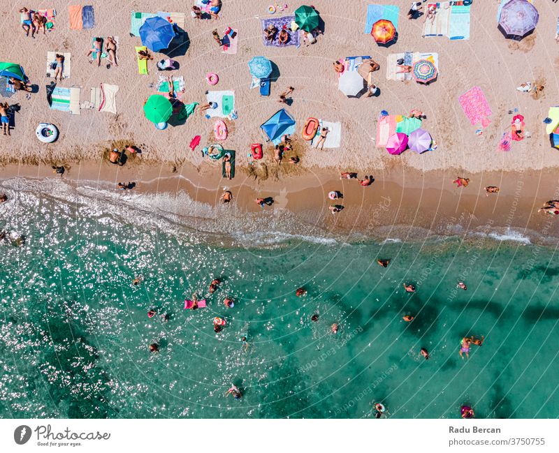 Strandfotografie aus der Luft, Menschen und Regenschirme am Meeresstrand Antenne Ansicht Sand Hintergrund Wasser MEER Urlaub blau reisen mediterran Tourismus