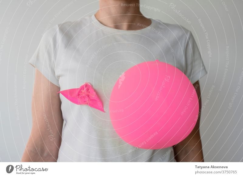 Frau mit Luftballons auf den Brüsten Erkenntnis Brust Krebs Gesundheit rosa abstützen Pflege Symbol Krankheit Almosen Hilfsbereitschaft Hoffnung