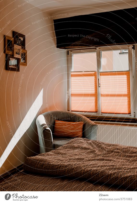 Schlafzimmer mit Sonnenlicht Zuhause sonne Sonnenstrahlen sonnenlicht bett Polstermöbel Sessel bilder fenster häuslich wohnen gemütlich wohnlich