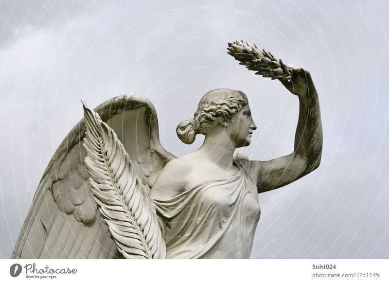 weiße Marmorstatue Engel mit Palmzweig und Siegeskranz Statue Siegesgöttin Göttin MArmor MArmorstatue Skulptur Denkmal Architektur Himmel Renaissance Stein