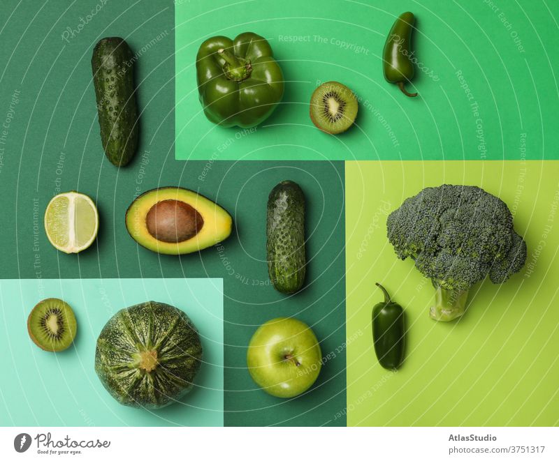 Frisches Gemüse und Obst auf farbigem Hintergrund flach Kiwi Avocado Salatgurke Kohlgewächse Konzept Paprika Apfel Gesundheit Textur Diät Brokkoli Kalk