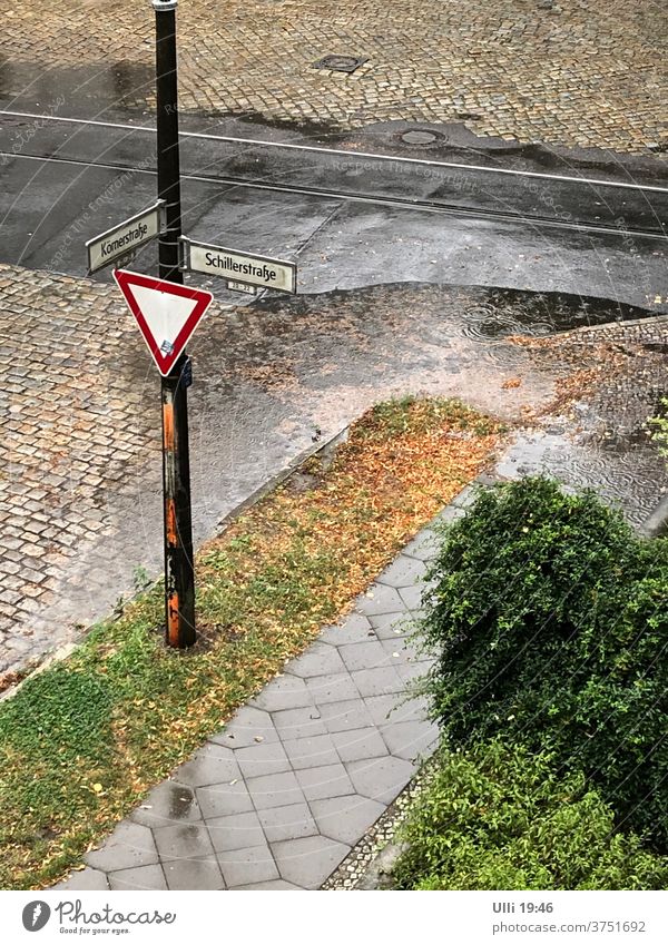 Das Regenwasser läuft einfach nicht ab! (1) Kreuzung Vorfahrtsschild Vorfahrtsstraße Pfütze Überschwemmung Wasser Reflexion & Spiegelung nass Straße Wetter