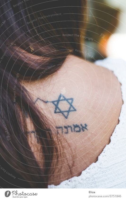 Frau mit Davidstern und hebräischen Schriftzeichen Tattoo auf dem Rücken Judentum jüdisch Hebräisch Glaube Religion & Glaube Tättowierung Jüdin Symbol Israel