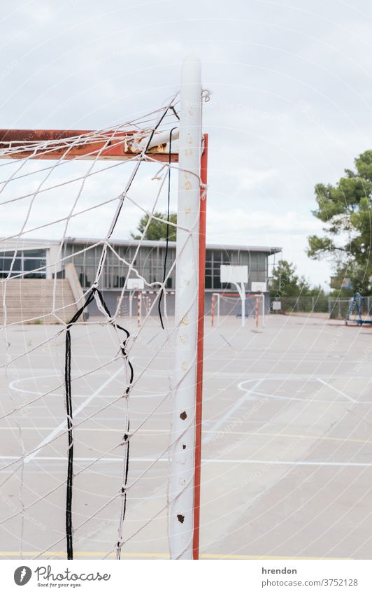 einen leeren Schulhof Fußball Tor Netz Bildung Schule zurück zur Schule elementar primär lehrreich keine Menschen Grundschule Hof Spielplatz Sport spielen