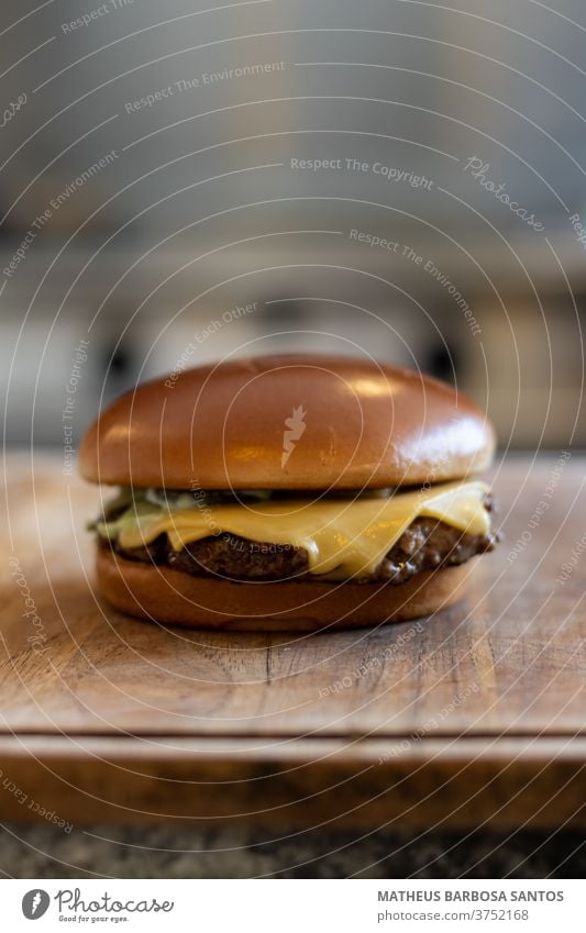 Käse-Burger Schachbrett-Burger Lebensmittel Rindfleisch Fleisch Mahlzeit Mittagessen Feinschmecker Brot Tisch