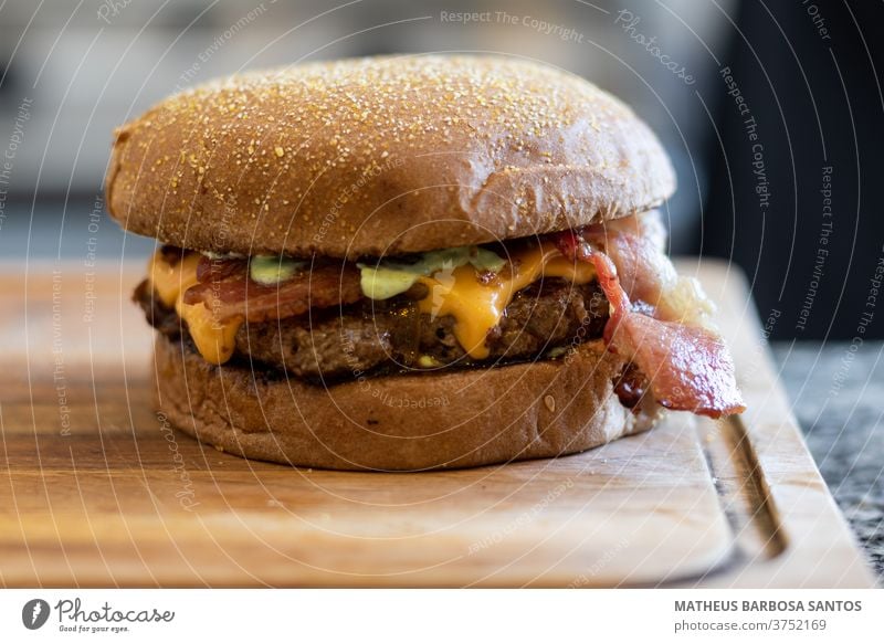 Burger mit Speck Käse Lebensmittel Mittagessen Fleisch Mahlzeit lecker hamburguer handgefertigt Feinschmecker Brot Snack