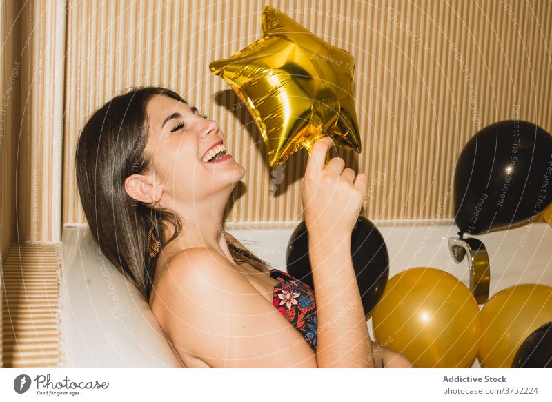 Junge Frau in Badewanne mit Luftballons nach Party müde festlich feiern Feiertag Veranstaltung Hinlegen jung lustig ruhen Anlass Weihnachten Farbe Neujahr