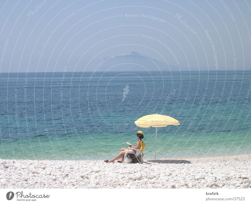mit Sonnenschirm am Strand Sommer Meer Europa Wasser