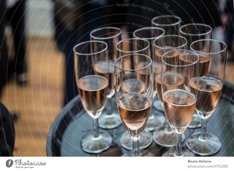 Prosit: Tablett voller halb gefüllterGläser mit Rosésekt Gesellschaft Treffen Prost Anstoßen Sekt Ausschank Einladung gekühlt Glas Alkohol Getränk