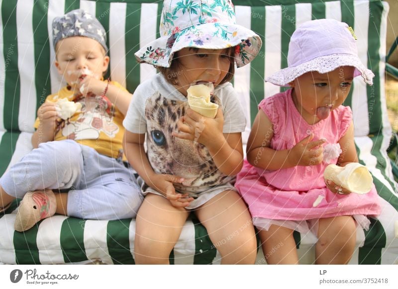 drei Kinder essen Eiscreme Silberblick Wegsehen Oberkörper Porträt Muster Strukturen & Formen abstrakt Experiment Detailaufnahme Nahaufnahme Außenaufnahme