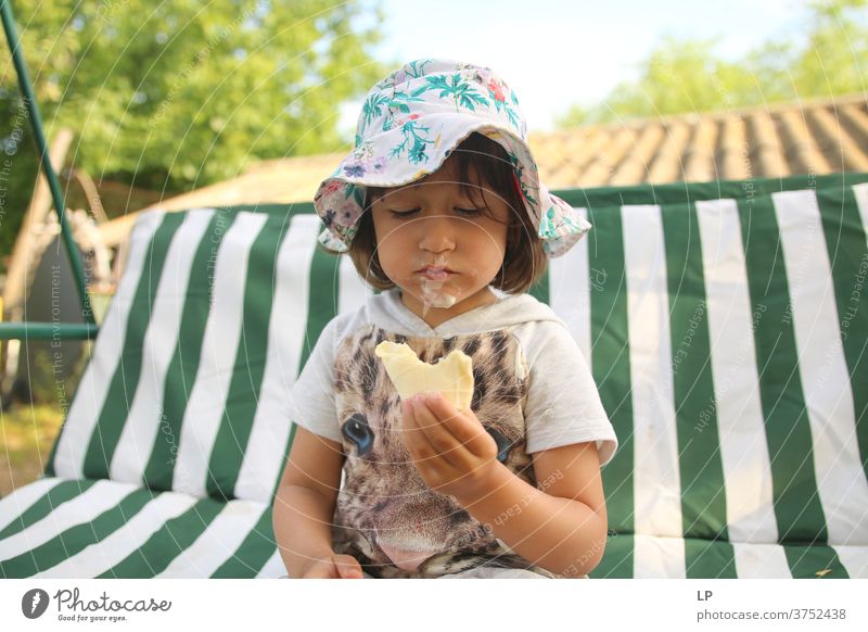 kleines Mädchen hält ein Eis Wunder Dilemma frisch Leben Lebensmittel Freude Teamwork Lifestyle echte Menschen Kindheitserinnerung Kinderspiel Milcherzeugnisse