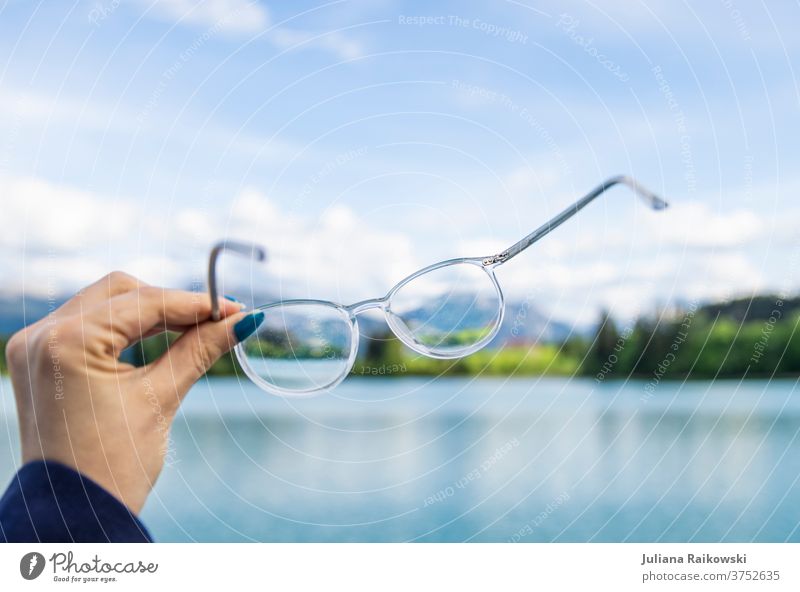Brille vor schöner Natur kurzsichtig Blick Auge Sehvermögen Brillenträger Optiker Augenheilkunde Gesundheit Farbfoto Glas See Panorama (Aussicht) halten Hand