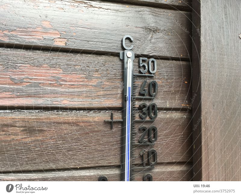 Thermometer an der Außenwand eines Bungalows = 44°C (ohne Feuerzeug!) Holzwand Hitze Wärme - Temperatur Sommertag schwitzen Außenseite Wand Celsius Grad Celsius