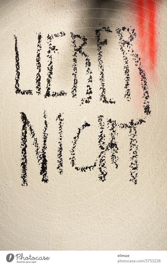 "LIEBER NICHT" steht in großen Druckbuchstaben mit schwarz geschrieben an der Wand lieber nicht Schmiererei Meinungsbildung Ablehnung Hinweis Entscheidung