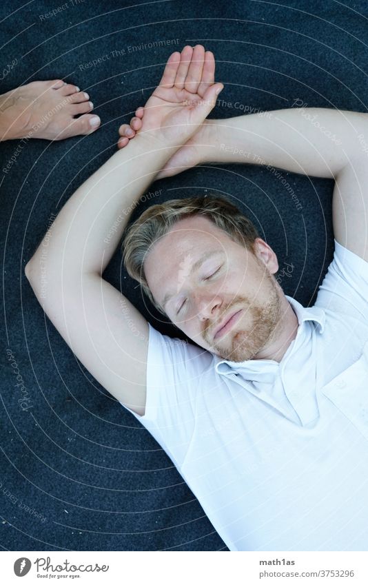 Mann schläft auf Decke von Oben Bart männlich maskulin männlichkeit blon weiß blau portrait jung reif 30 hand fuß