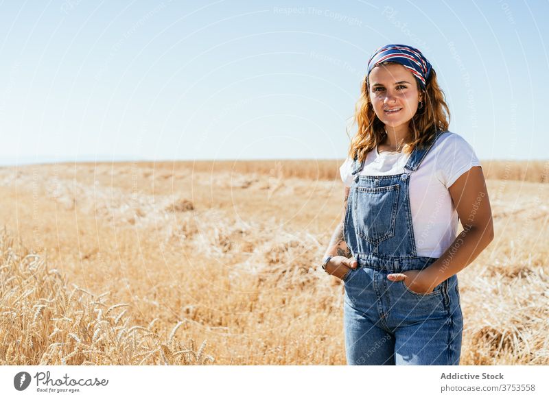 Zufriedenheit Frau stehend trockenes Feld Weizen Ackerbau genießen Sommer golden trocknen Saison sorgenfrei Landschaft ländlich Urlaub Natur Himmel idyllisch