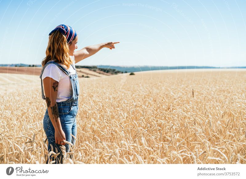 Frau im goldenen Feld im Sommer Weizen Landschaft Landwirt Ackerbau Natur Bauernhof ländlich Jeansstoff gesamt Wiese Freiheit stehen Ackerland Ernte sorgenfrei