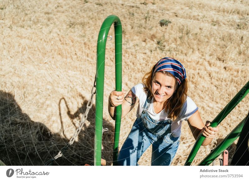 Frau auf den Stufen eines Mähdreschers Maschine Ernte Feld Landwirt Schritt Weizen Landschaft Verkehr Sommer Natur Ackerbau Bauernhof ländlich Saison Pflanze