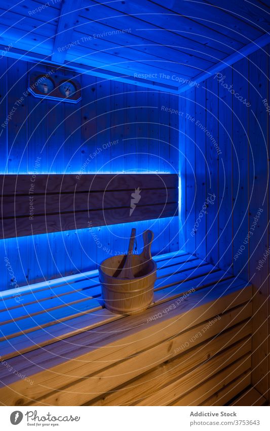 Innenraum einer Holzsauna mit ultraviolettem Licht Sauna hölzern Innenbereich Bank leuchten Detailaufnahme Erholung Gegend Lampe Stil Dekor Design leer