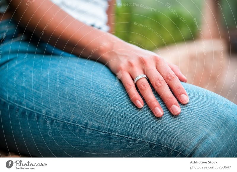 Verheiratete Frau mit Ring am Finger Engagement verheiratet elegant Schmuck Accessoire romantisch Kostbarkeit Juwel Park Sommer Wochenende Reichtum hochzeitlich