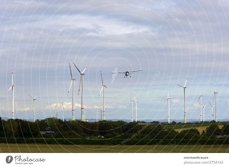 Kleinflugzeug und Windräder windpark windräder fliegen anflug landeanflug windenergie stromerzeugung ökostrom ökologie ökologisch