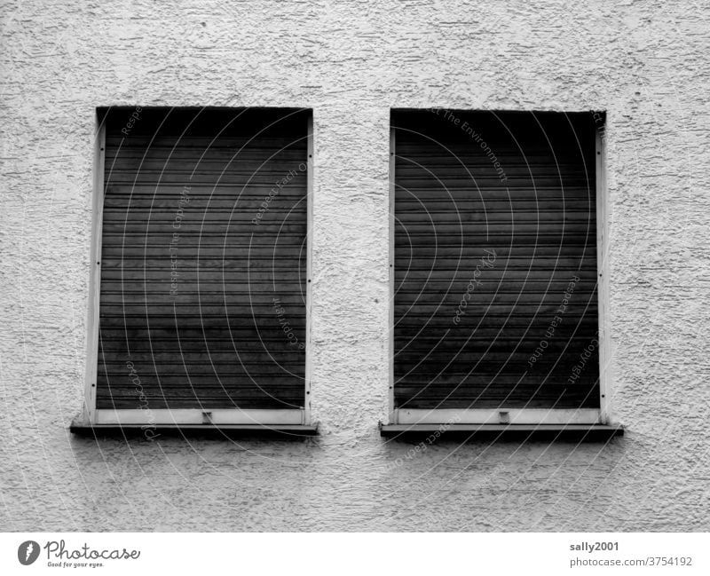 Tristesse... Fenster Jalousie geschlossen verlassen trist Rollo Fassade Wand Mauer düster grau 2 parallel Einsamkeit verschlossen traurig Rollladen Architektur