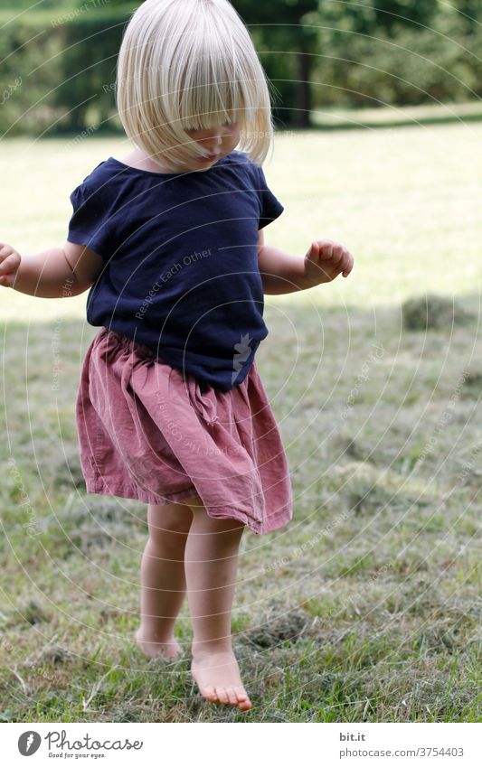 Mit den Füßen, ist gut pflücken. Kind Kindheit Mädchen Mensch Kleinkind Glück Freude Fröhlichkeit 1-3 Jahre Lebensfreude Zufriedenheit Spielen Freizeit & Hobby