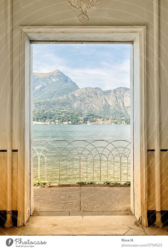Ausblick auf den Comer See Spätsommer Urlaub Norditalien Bella Italia Ausgang Bellagio Sitzbank Architektur Tür