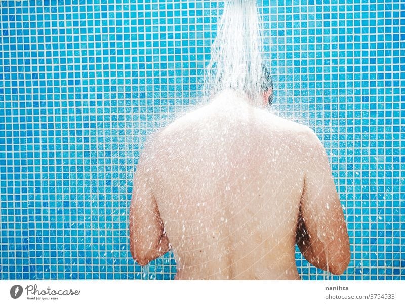 Junger Mann duscht vor dem Schwimmbad Dusche Sommer attraktiv weiß Kaukasier Bräune wirklich echte Menschen echter Mann offen frisch Frische cool Kühle Körper