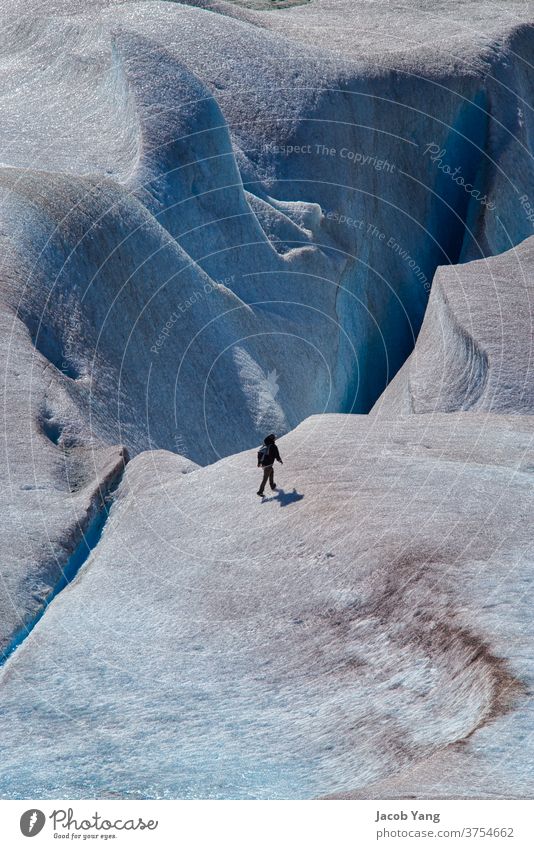 Wanderung durch eine Gletscherspalte globale Erwärmung Eisschmelze Schnee Erdspalte wandern im Freien Natur Porträt eine Person Sommer blau