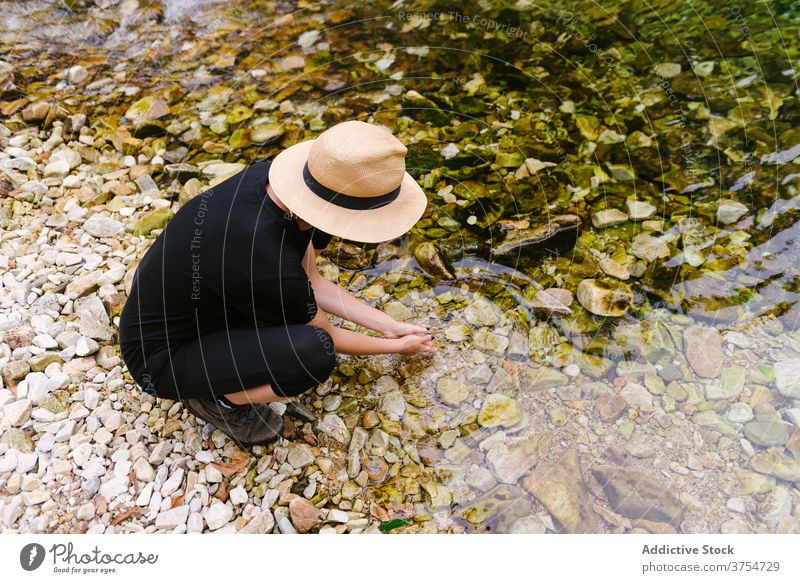 Reisende Frau trinkt Wasser aus dem Fluss trinken Reisender Abenteuer Wald übersichtlich genießen Erfrischung Windstille Tourist reisen Urlaub Sommer Natur
