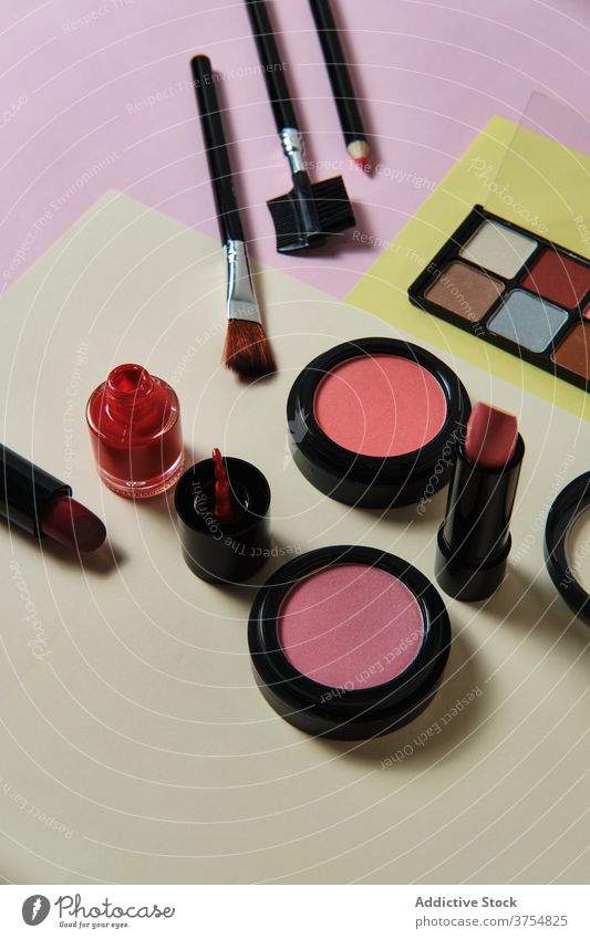 Set mit verschiedenen Make-up-Produkten auf dem Tisch Kosmetik Ordnung Sammlung Kulisse dekorativ Applikator Schönheit Atelier sortiert Zusammensetzung Mode