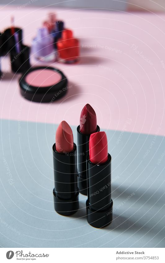Sammlung von Lippenstiften auf dem Tisch im Studio Make-up rot Farbe Produkt Kosmetik sortiert verschiedene Reichtum Gesicht Atelier hell Kulisse Stil Mode